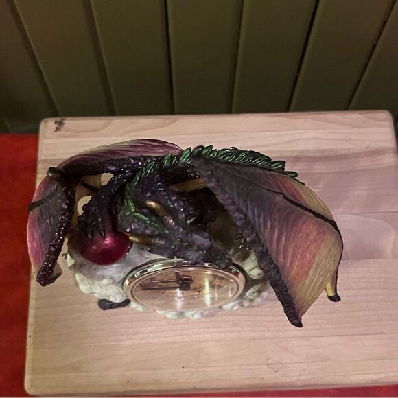 Resin Dragon in a Cloud Desk Clock - Picture 9 of 11